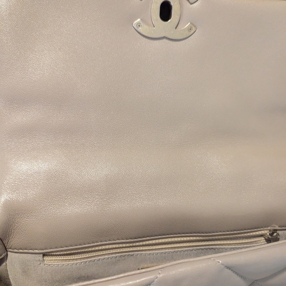 Chanel 19 Light Beige Quilted Shoulder Bag - Picture 5 of 12